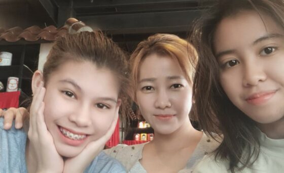 Anna Maria (tengah) diapit dua putrinya Maria Rosa Christiani (kanan) dan Maria Luna Ferisha. Foto Kiri: Maria Rosa saat meraih emas di Jatim Open.